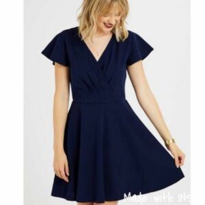Navy v-neck dress in great condition! Size Women’s Medium and includes bust snap
